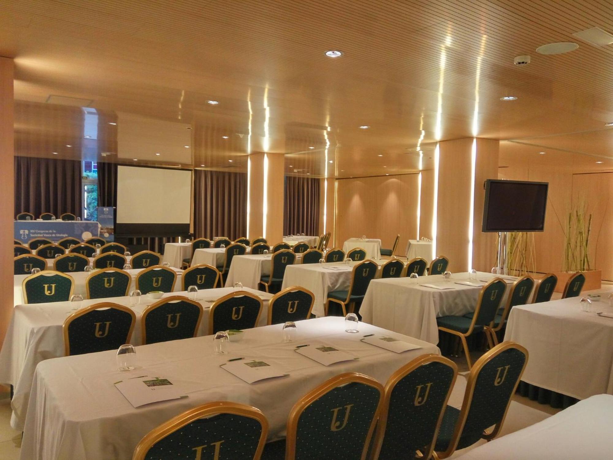 Hotel Jardines De Uleta Suites Витория Экстерьер фото