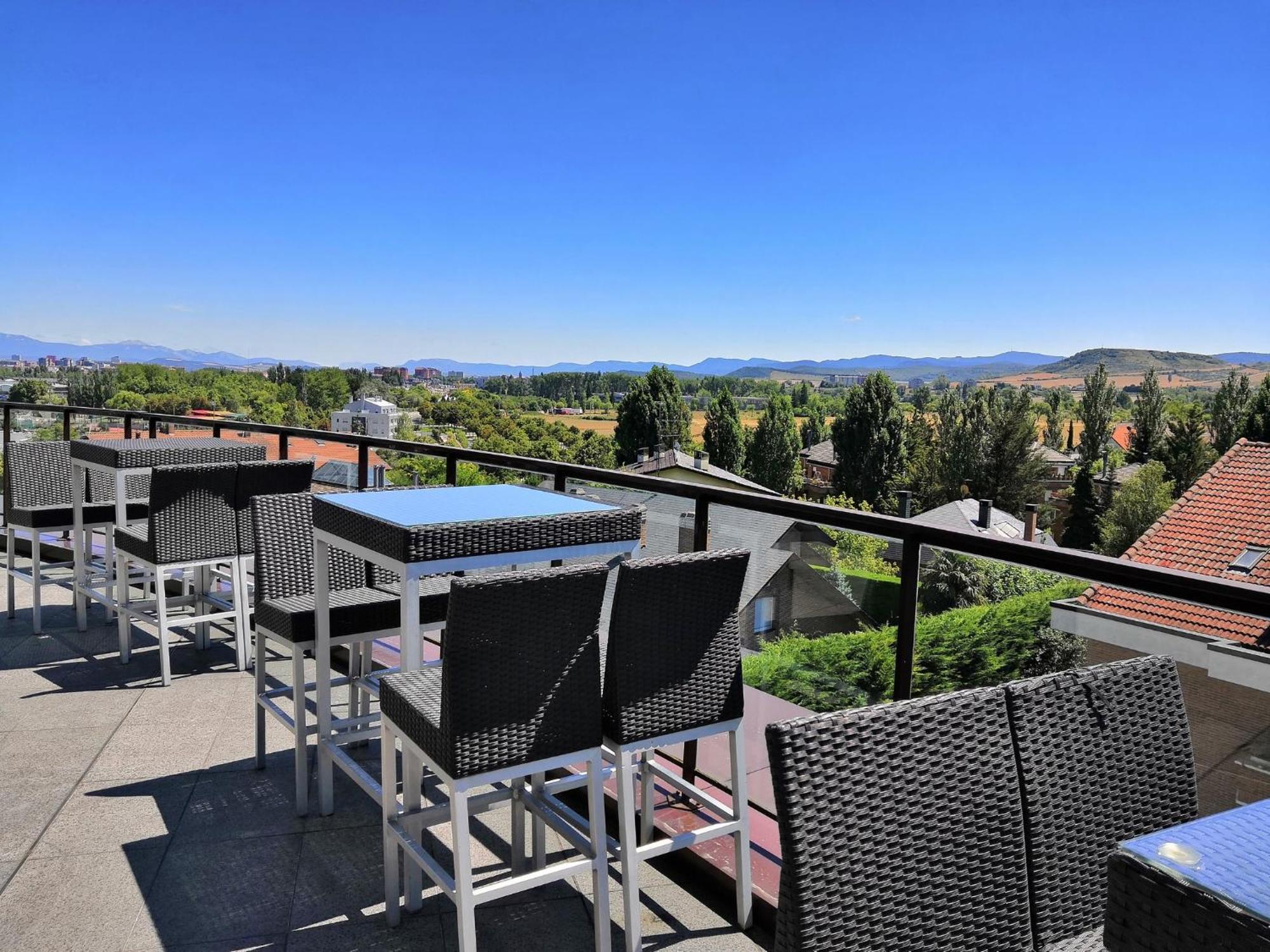 Hotel Jardines De Uleta Suites Витория Экстерьер фото