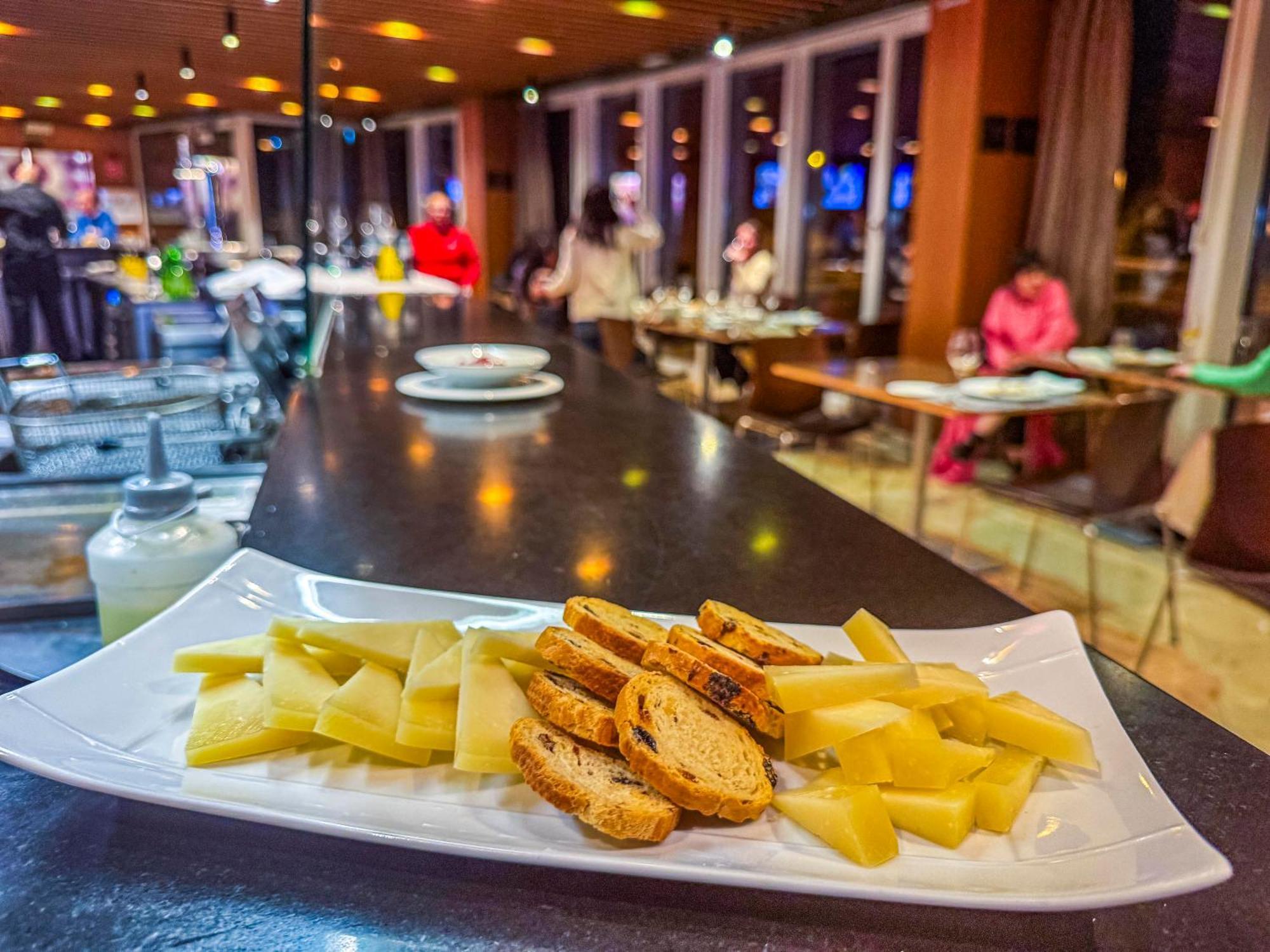 Hotel Jardines De Uleta Suites Витория Экстерьер фото