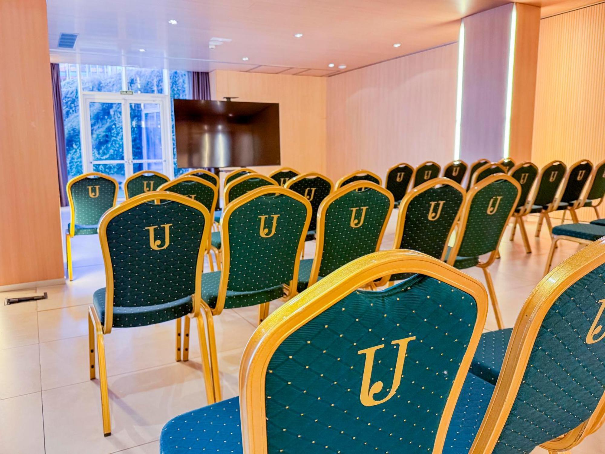 Hotel Jardines De Uleta Suites Витория Экстерьер фото