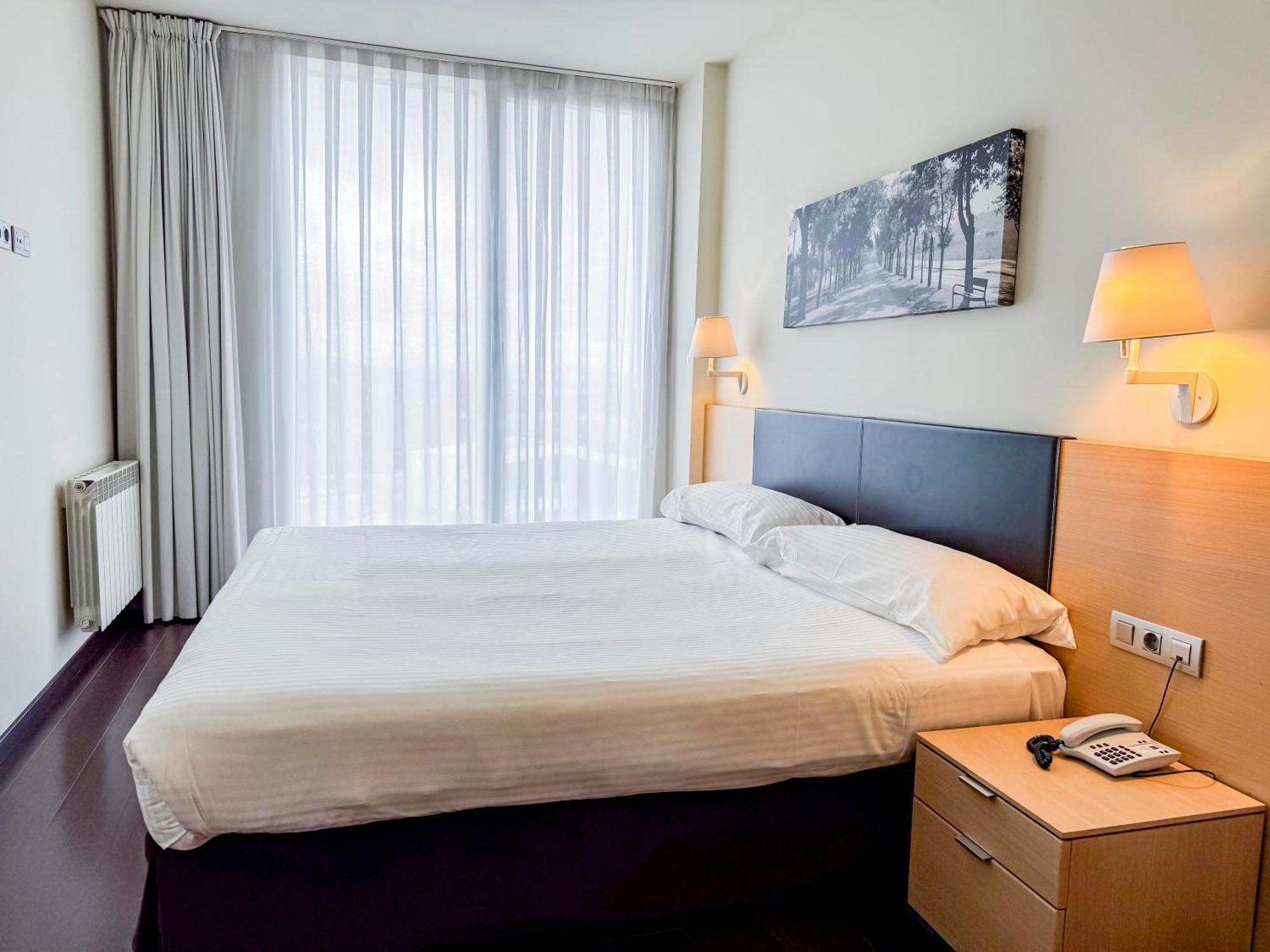 Hotel Jardines De Uleta Suites Витория Экстерьер фото