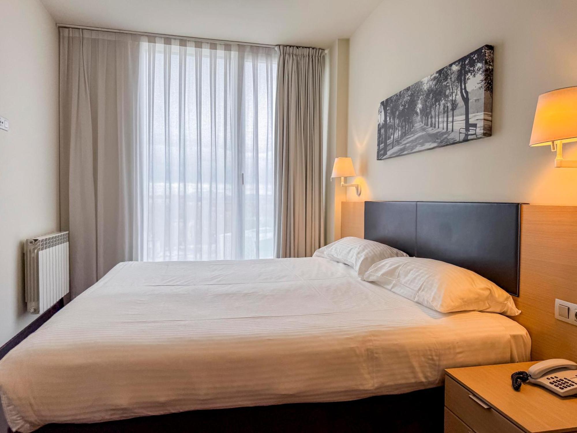 Hotel Jardines De Uleta Suites Витория Экстерьер фото