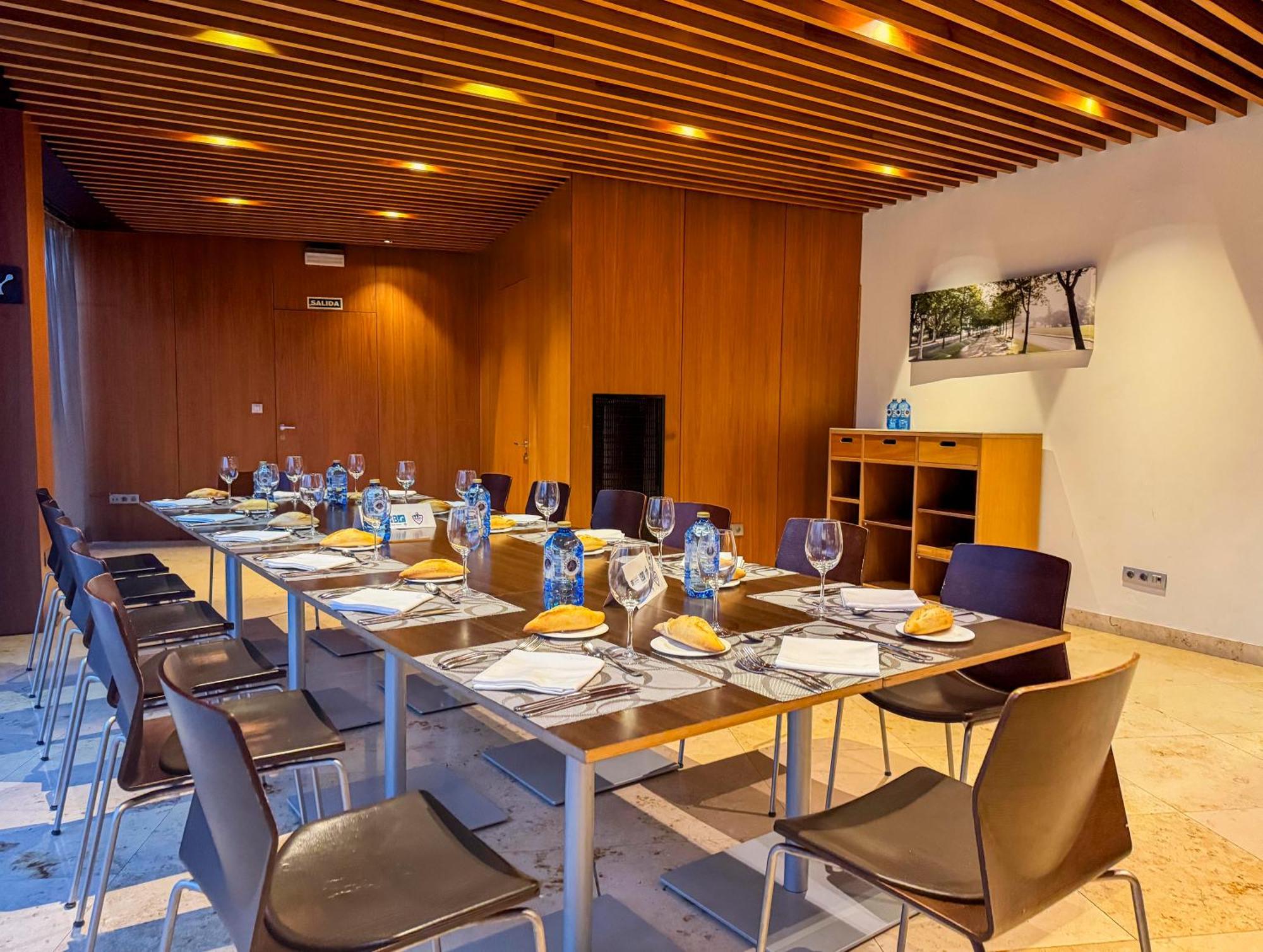 Hotel Jardines De Uleta Suites Витория Экстерьер фото