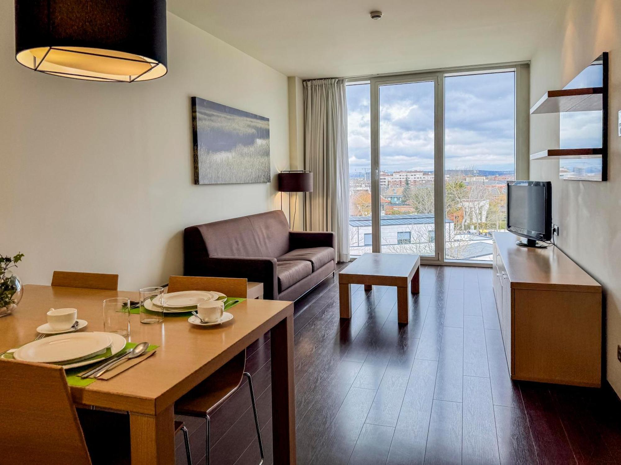 Hotel Jardines De Uleta Suites Витория Экстерьер фото