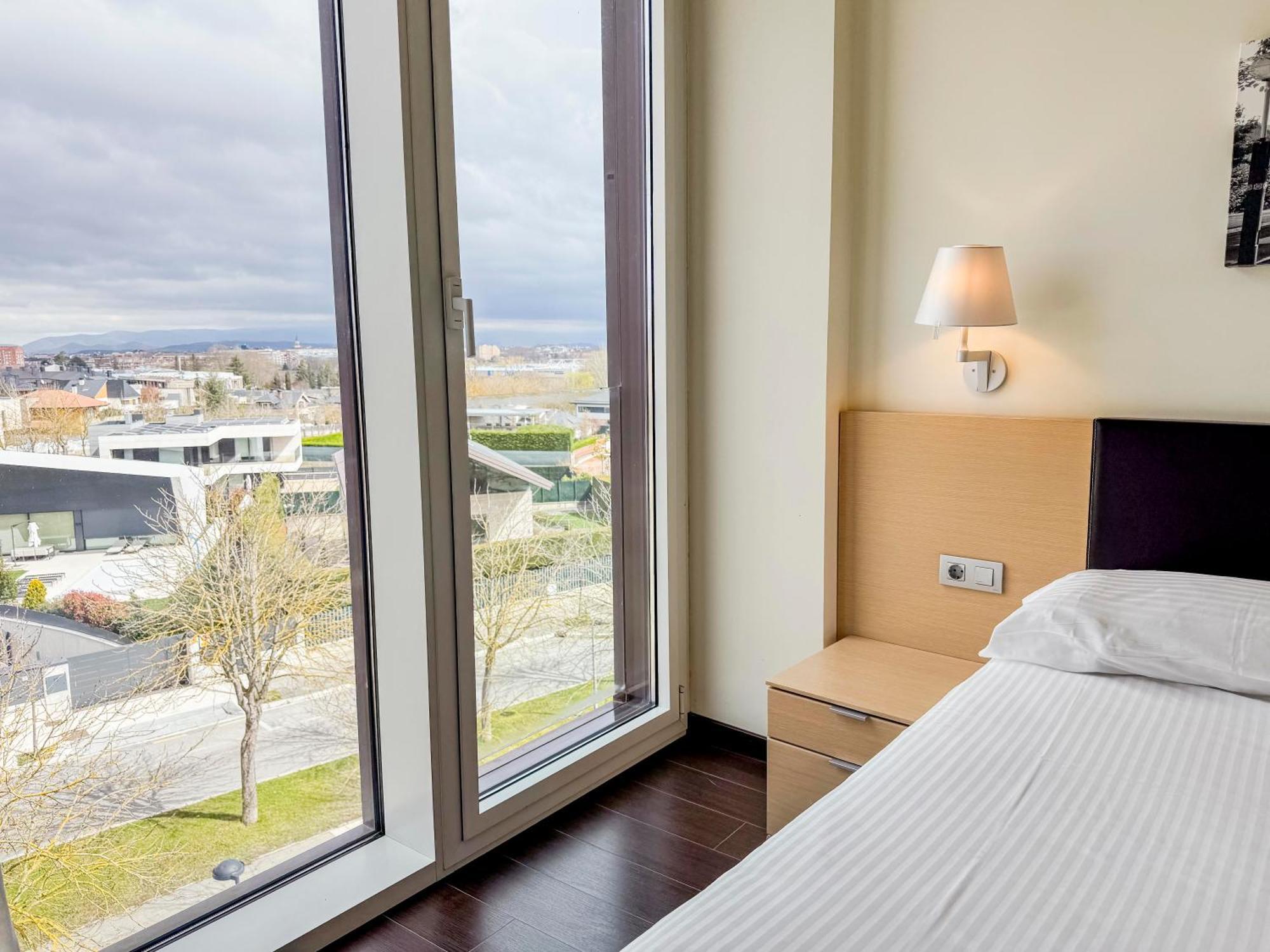 Hotel Jardines De Uleta Suites Витория Экстерьер фото