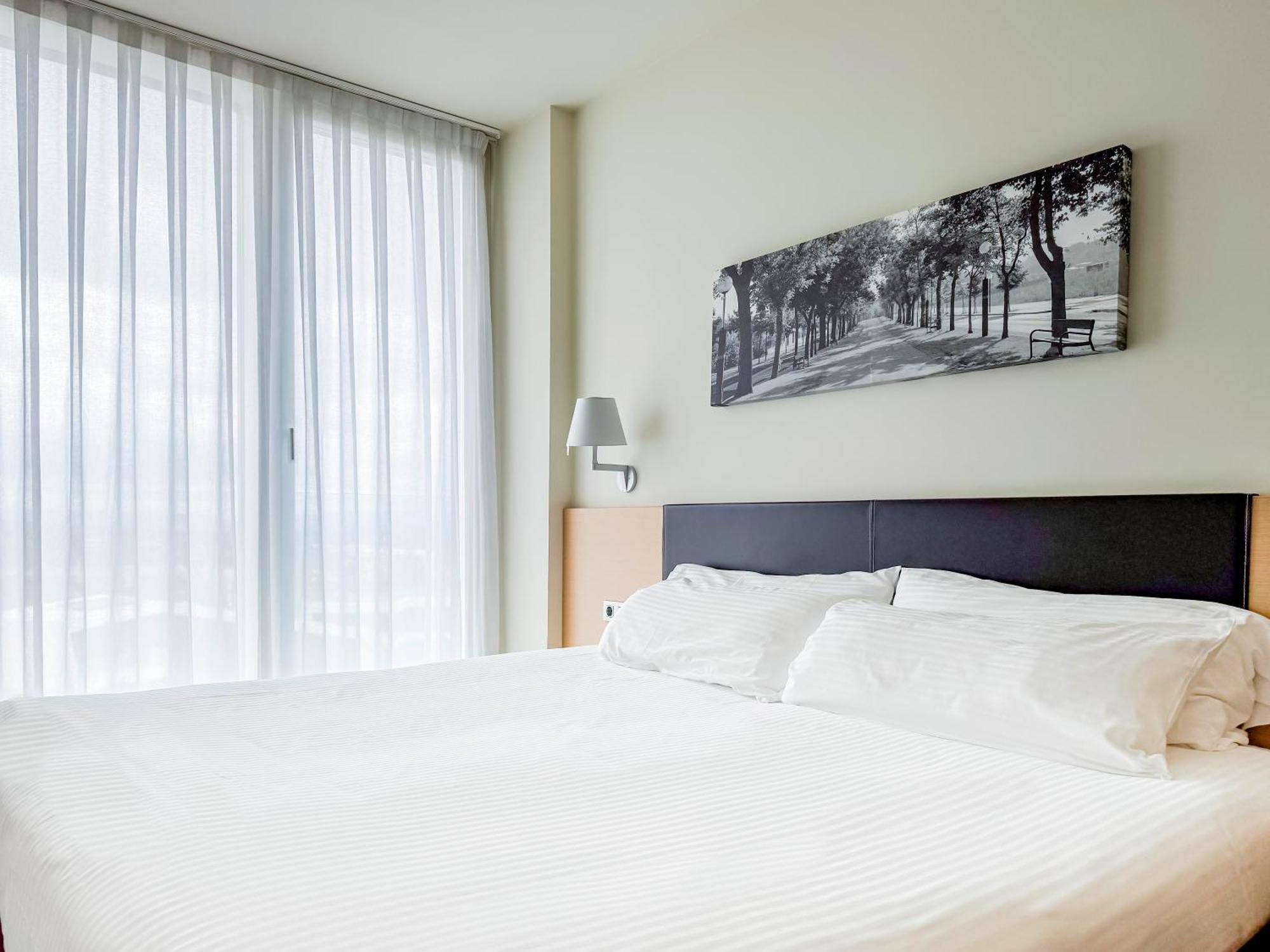 Hotel Jardines De Uleta Suites Витория Экстерьер фото