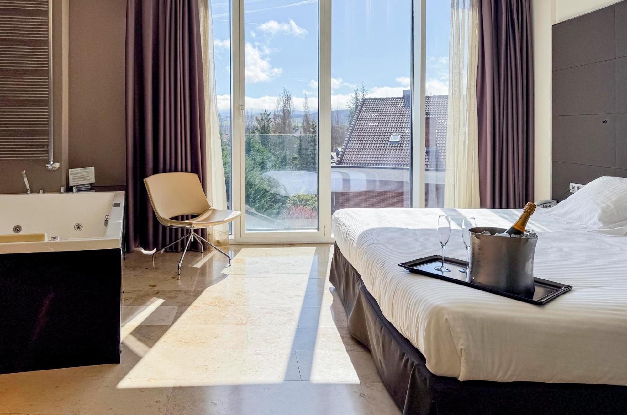 Hotel Jardines De Uleta Suites Витория Экстерьер фото